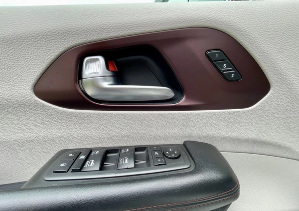 Chrysler Pacifica cena 139900 przebieg: 120000, rok produkcji 2020 z Krosno małe 704